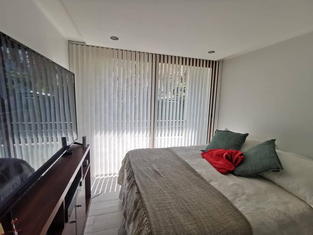 cortina-vertical-en-dormitorio